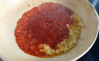 4．一次性倒入全部番茄酱。