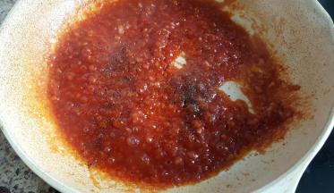 5．不停的搅拌收汁，最后加入一点点盐和披萨草。