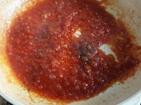 5．不停的搅拌收汁，最后加入一点点盐和披萨草。