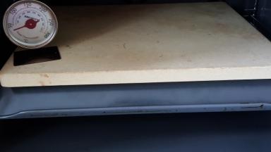 8．烤箱中最好放陶瓷板，提前一小时上下火250度预热。