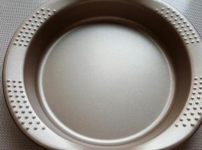 9．准备一个烤披萨用的模具。我用了阳晨六寸披萨盘。