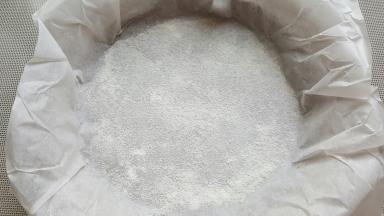 10．披萨盘上放烘焙纸，上面撒少许米粉。