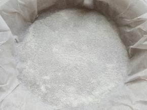 10．披萨盘上放烘焙纸，上面撒少许米粉。