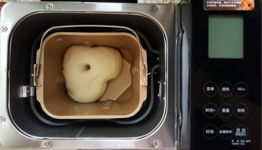 11．这时面团已发酵至原来面团的二至三倍大。