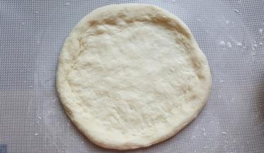 13．用手捏成四周略厚的圆型披萨底。