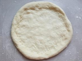 13．用手捏成四周略厚的圆型披萨底。