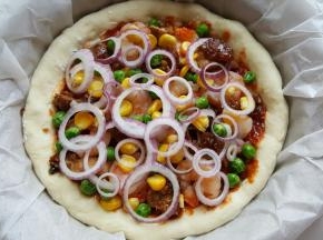 17．上面装饰青豆，玉米粒和洋葱圈。