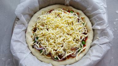 18．最后铺上厚厚的芝士丝。