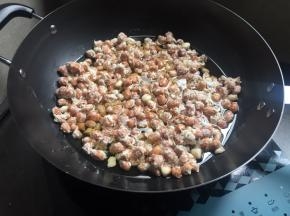 把粘满面的花生米，放入油锅中；