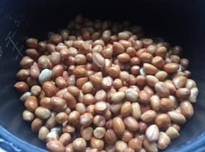 花生米，清洗干净；浸泡10分钟；