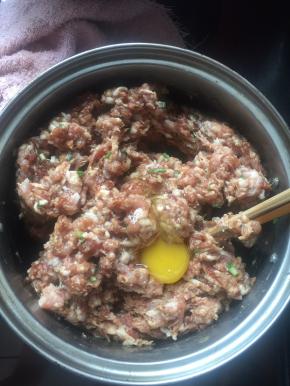 按个人口味将佐料加入猪肉糜中，可以加个鸡蛋，加葱花等，顺时针搅拌均匀，待用，一般会多准备点，多的可以做其他