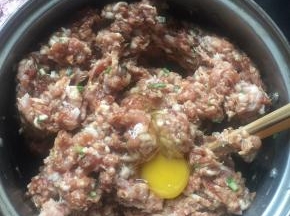 按个人口味将佐料加入猪肉糜中，可以加个鸡蛋，加葱花等，顺时针搅拌均匀，待用，一般会多准备点，多的可以做其他