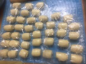 盖上保鲜膜醒30分钟，基本做到最后一个，第一个正好30分钟