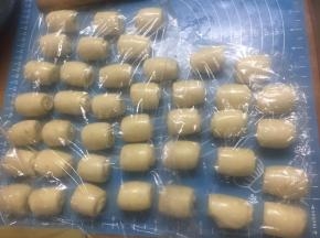 盖上保鲜膜醒30分钟，基本做到最后一个，第一个正好30分钟