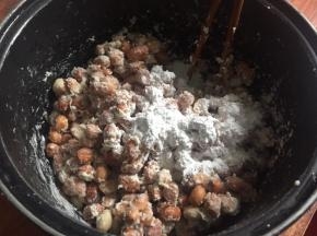 加入面粉和淀粉，搅拌；