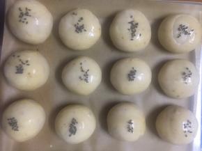 刷上蛋液，撒上芝麻