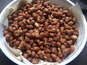 捞出，垫了油纸的娄中；沥油，待凉就可以；