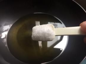 加入两勺的盐；