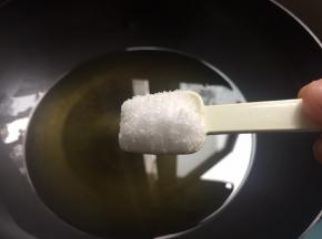 加入两勺的盐；