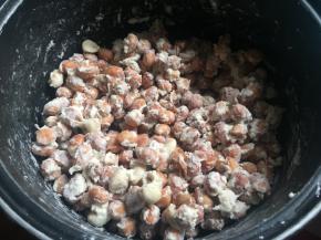 搅拌至粘稠状态，让花生表面都裹满面；