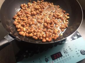 看着花生米，颜色已经微黄，偏深；温度调至500度，再炸一会，就差不多了；