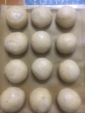 包好的月饼放在烤盘上