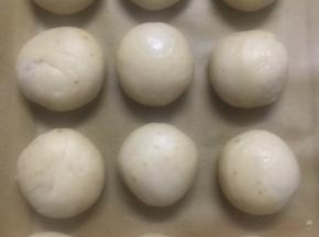 包好的月饼放在烤盘上