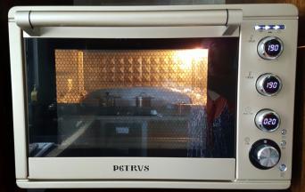 2.放入预热好的烤箱中，200度烤20分钟左右。