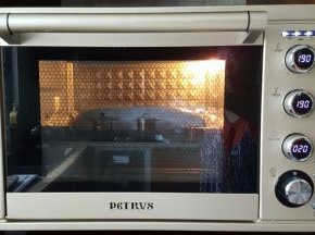 2.放入预热好的烤箱中，200度烤20分钟左右。