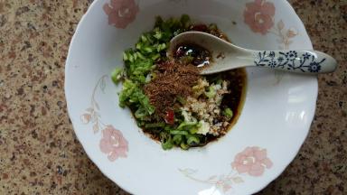 5.放入大碗中混合汁料。