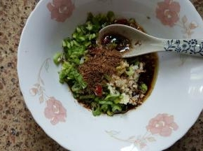 5.放入大碗中混合汁料。