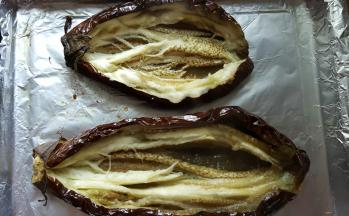 7.用刀从中间划开，切记不要划穿。