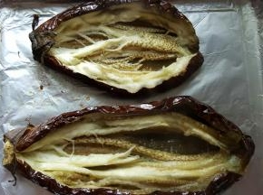 7.用刀从中间划开，切记不要划穿。