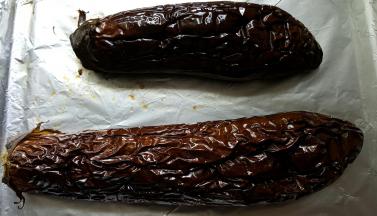 6.茄子烤好后从烤箱中取出。