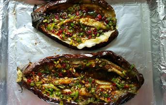 8.用筷子将皮剥开，把酱汁均匀的撒在上面。