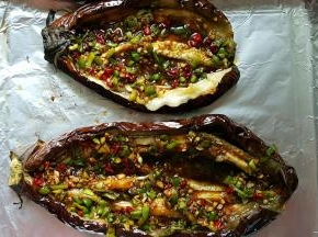 8.用筷子将皮剥开，把酱汁均匀的撒在上面。