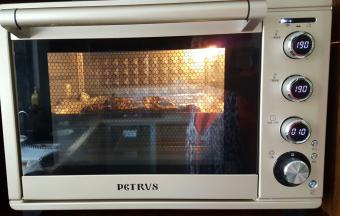 9.再放入烤箱中200度烤5分钟左右就可以食用了.