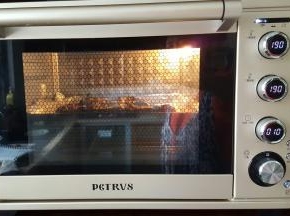 9.再放入烤箱中200度烤5分钟左右就可以食用了.