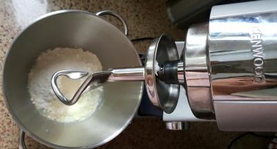 1．将面包配料中除黄油以外所有的材料称重，放入厨师机桶内。