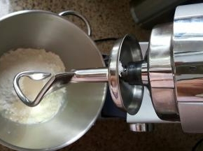 1．将面包配料中除黄油以外所有的材料称重，放入厨师机桶内。