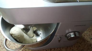 2．慢速将面混合成团。