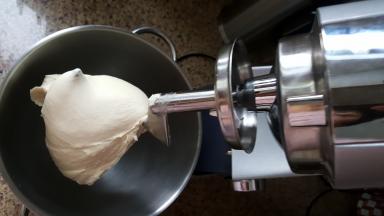 4．黄油融化后，换二档揉大约4分钟。