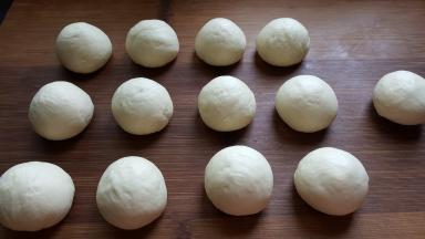 7．将面团平均分为六小份，揉圆。（我翻倍做了）