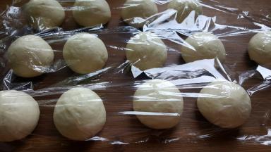 8．盖上保鲜膜，再醒发30分钟。