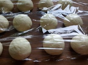 8．盖上保鲜膜，再醒发30分钟。