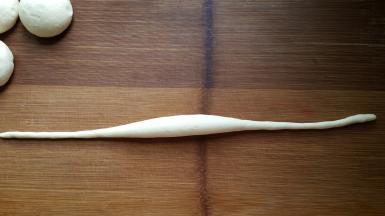 13．滚成长条，按上图所示，两边搓成长条中间鼓起。