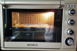 17．放入预热好的烤箱中上下火200度，烤25分钟。