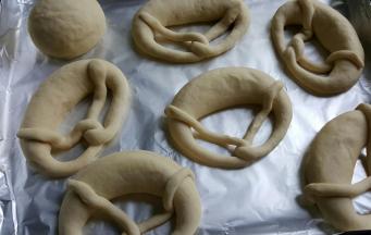 15．放入冰箱冷冻室进行冷冻，至表皮冻硬即可。