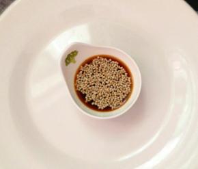 生抽，醋，香油，白芝麻放入碗中拌匀，备用。