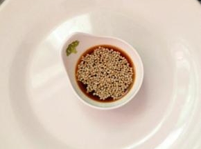 生抽，醋，香油，白芝麻放入碗中拌匀，备用。